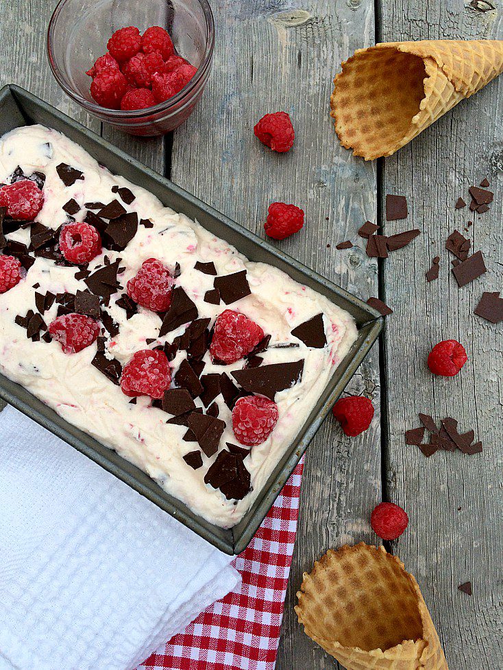 No churn raspberry chocolate ice cream is the perfect treat to beat the summer heat! An easy recipe you can make with your kids, after forcing them to pick berries with you.