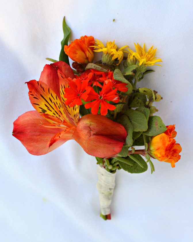 Your Autumn wedding Boutonnieres are about to get more interesting.  I've come up with seven money-saving unique boutonnieres, perfect for a fall wedding.  Use strawflowers, dahlias, zinnias, succulents, yarrow, goldenrod, and even weeds from the ditch to create gorgeous, DIY boutonnieres that are way easier than you think.