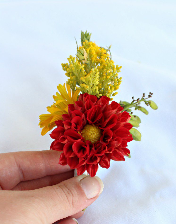 Your Autumn wedding Boutonnieres are about to get more interesting.  I've come up with seven money-saving unique boutonnieres, perfect for a fall wedding.  Use strawflowers, dahlias, zinnias, succulents, yarrow, goldenrod, and even weeds from the ditch to create gorgeous, DIY boutonnieres that are way easier than you think.