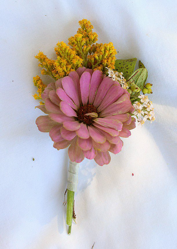 Your Autumn wedding Boutonnieres are about to get more interesting.  I've come up with seven money-saving unique boutonnieres, perfect for a fall wedding.  Use strawflowers, dahlias, zinnias, succulents, yarrow, goldenrod, and even weeds from the ditch to create gorgeous, DIY boutonnieres that are way easier than you think.