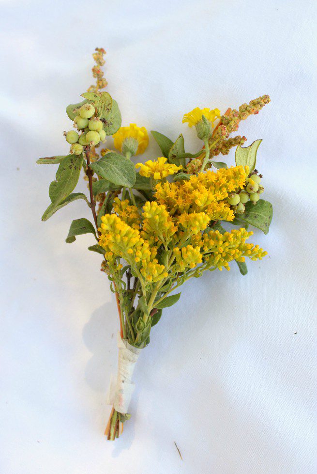 Your Autumn wedding Boutonnieres are about to get more interesting.  I've come up with seven money-saving unique boutonnieres, perfect for a fall wedding.  Use strawflowers, dahlias, zinnias, succulents, yarrow, goldenrod, and even weeds from the ditch to create gorgeous, DIY boutonnieres that are way easier than you think.