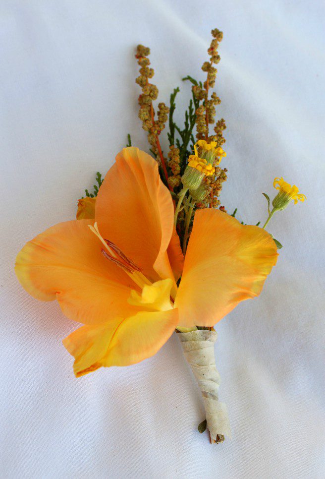 Your Autumn wedding Boutonnieres are about to get more interesting.  I've come up with seven money-saving unique boutonnieres, perfect for a fall wedding.  Use strawflowers, dahlias, zinnias, succulents, yarrow, goldenrod, and even weeds from the ditch to create gorgeous, DIY boutonnieres that are way easier than you think.