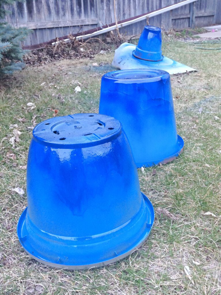 Are your terra cotta or plastic pots looking tired?  Give them an easy and creative makeover with a little bit of spray paint.  Your flower pots (and plants!) will look amazing with this simple DIY idea. #diy #gardendiy #plasticpots #flowerpots #upcyle #containergardening #backyard