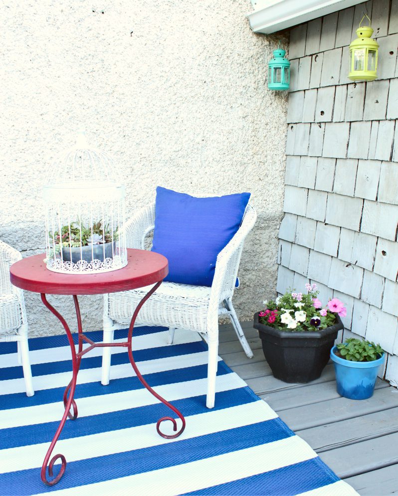 Check out this stunning cobalt blue and white patio makeover.  I'd love to relax on a deck like this and steal some of these DIY ideas. #outdoorliving #patio #deck #patiomakeover #cobaltblue #diyproject