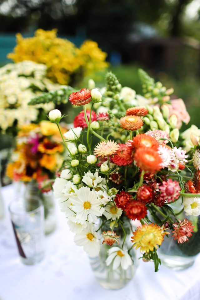 Wish you knew how to make a Floret style cut flower arrangement like a flower farmer? Wish no more! Danielle Fulawka gives us tips, trick, and ideas for beautiful and easy bouquets from annual flowers you can grow in your own backyard flower garden. #growingflowers #bouquets #annualflowers #flowerfarmer #flowergarden