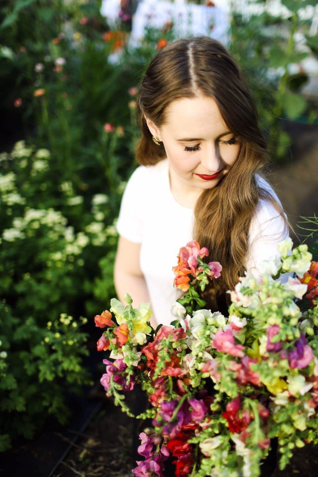 Wish you knew how to make a Floret style cut flower arrangement like a flower farmer? Wish no more! Danielle Fulawka gives us tips, trick, and ideas for beautiful and easy bouquets from annual flowers you can grow in your own backyard flower garden. #growingflowers #bouquets #annualflowers #flowerfarmer #flowergarden